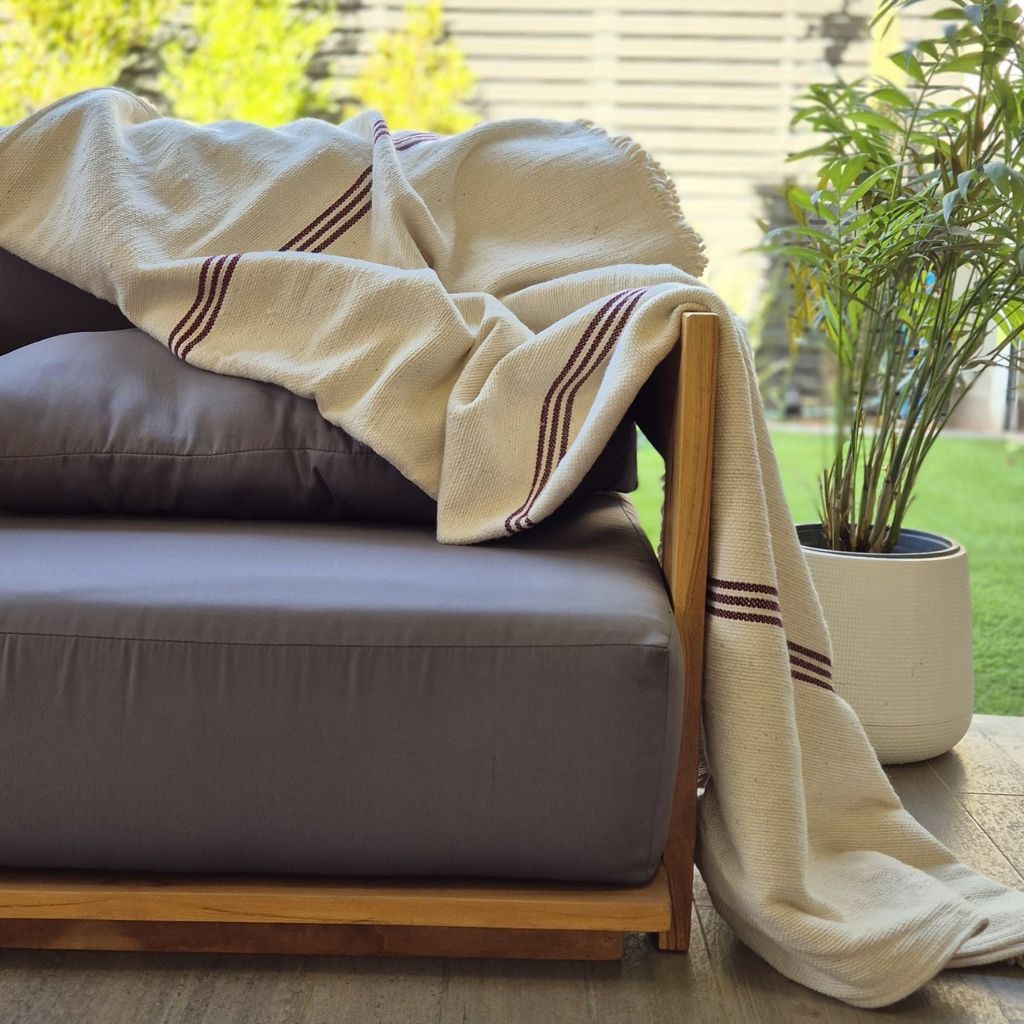 Manta Crudo con Líneas Borgoña - 100% Algodón - 180x130cm