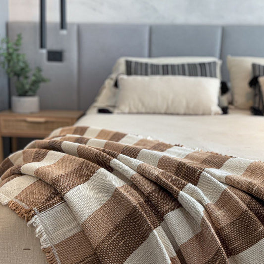 Manta algodon artesanal sobre cama