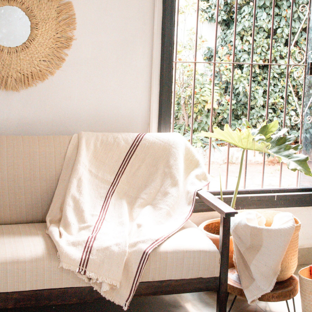 Manta Crudo con Líneas Borgoña - 100% Algodón - 180x130cm