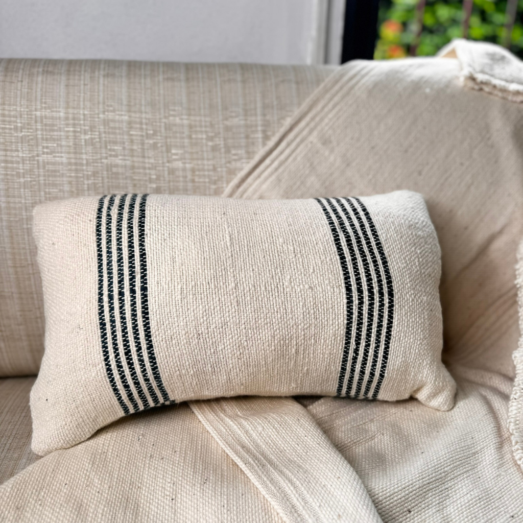 Cojín Crudo con Líneas Negras 50x30 - 100% Algodón - Con relleno y cierre