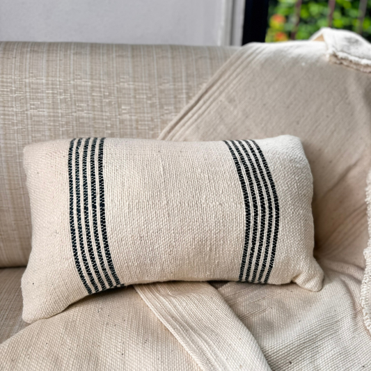 Cojín Crudo con Líneas Negras 50x30 - 100% Algodón - Con relleno y cierre